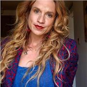 Bonjour, Buenos días, 
Soy Delphine (de Paris), profesora apasionada de la enseñanza y de cultura desde 10 años con máster en en